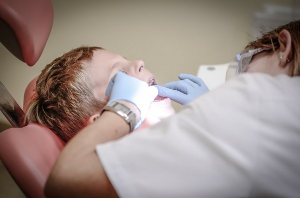 Лечение зубов у детей под местной анестезией