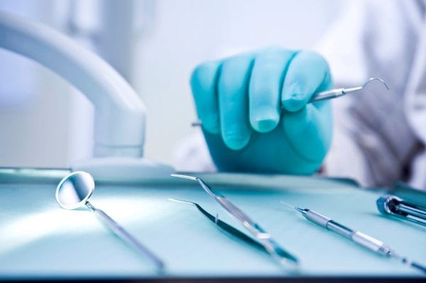 В клинике “22 век” врачи делают все возможное, чтобы операция по удалению корней зуба проходила безболезненно