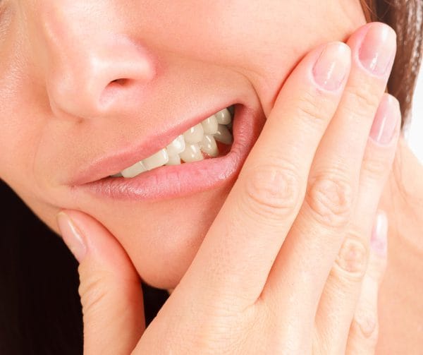 Боль в зубе разной интенсивности, от минимальной до выраженной