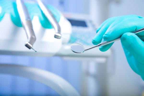 В определении вида периодонтита и его выраженности врачу-стоматологу помогает рентгеновское исследование зубов