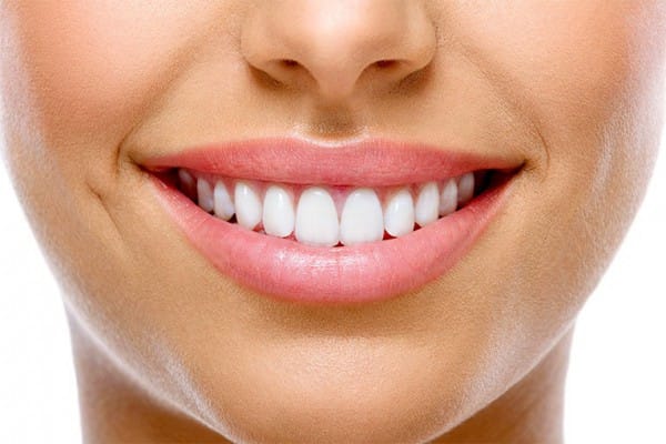 К основным преимуществам выполнения имплантации зубов относятся: отличный косметический эффект