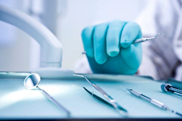Зубная имплантация показана всем, кто утратил в результате различных болезней, травм или разрушения один или несколько зубов