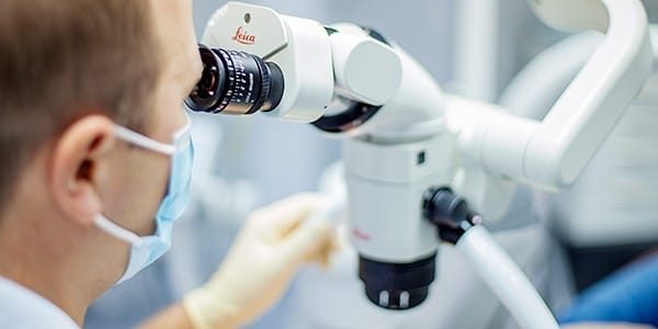 Для более успешного лечения в современной стоматологии используют операционный микроскоп или бинокулярную оптику