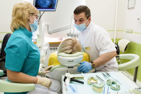 Во время первого посещения, после выявления зубов с показаниями к изготовлению вкладок, под анестезией удаляется некротизированная ткань (кариес), формируется полость
