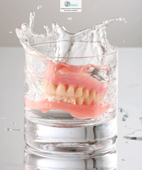 Пластиночные протезы представляют собой пластинку (базис), чаще всего выполненную из безопасного прочного акрила, к которой крепятся искусственные зубы
