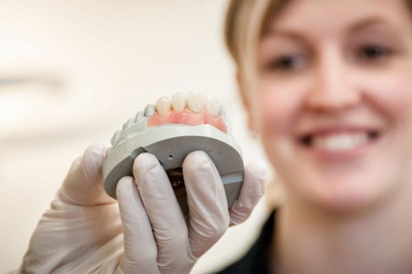 Съемные протезы – часто единственный способ восстановить жевательную функцию челюстей и сделать улыбку пациента эстетичной