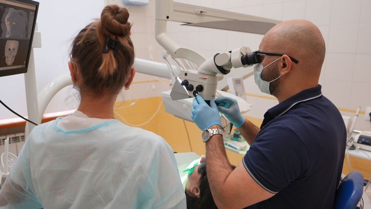 Лечение зубов под микроскопом